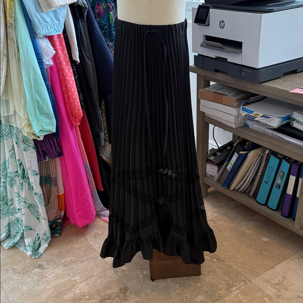 Chic Black Ruffled Midi Skirt